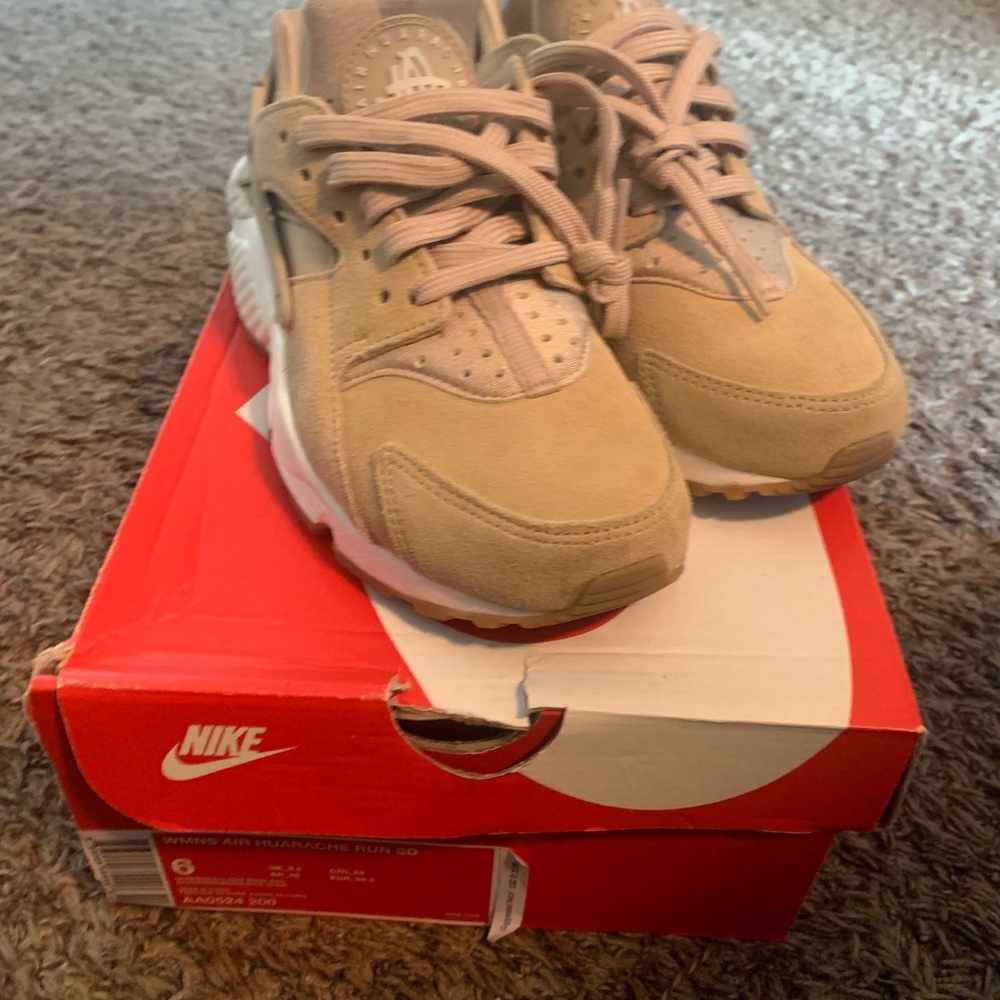 Cream/Beige Nike Women’s Huaraches